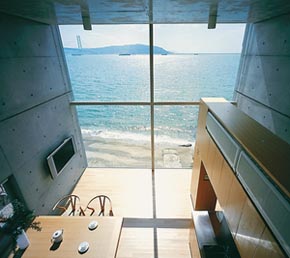Καταπληκτική θέα προς τη θάλασσα από το καθιστικό της κατοικίας 4x4